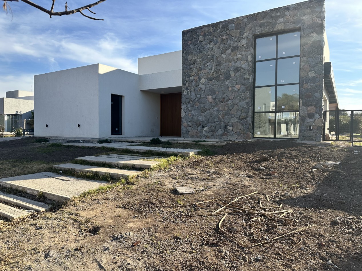 Casa a estrenar en Cañuelas Country