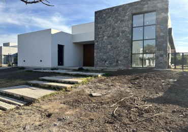 Casa a estrenar en Cañuelas Country