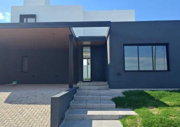 Casa con dormitorio en planta baja en Rincones de Manantiales